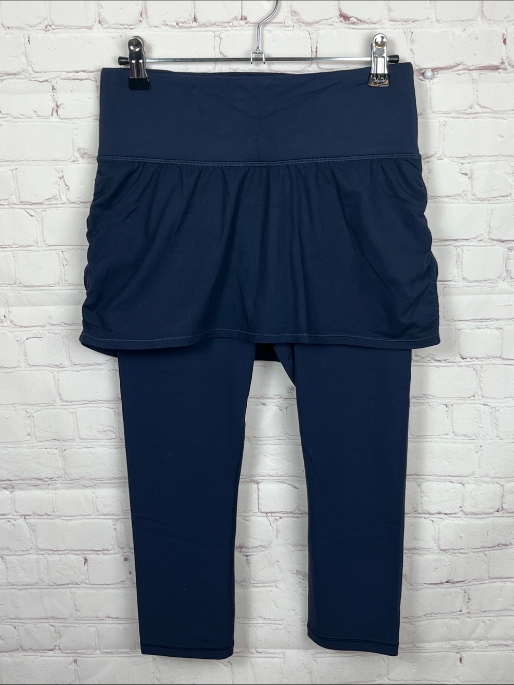 Athleta Elation 2-in-1 Capri in Navy Size Small